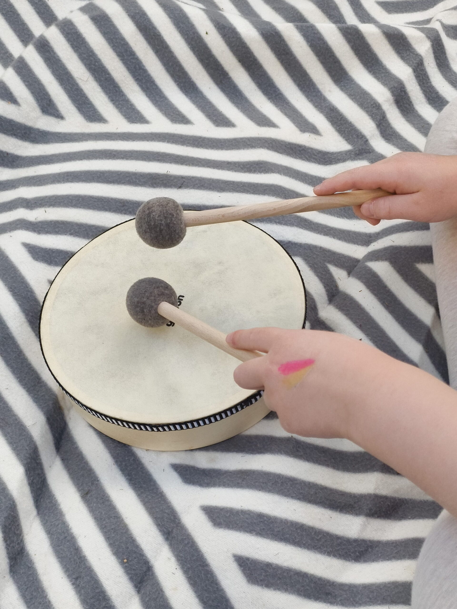 Kind spielt Trommel